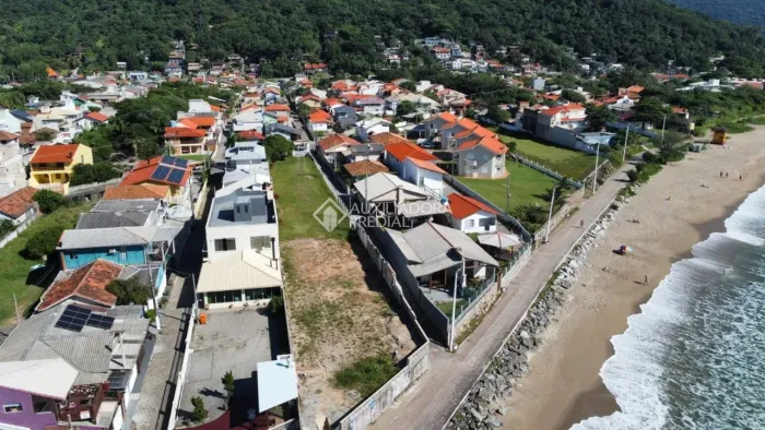 Terreno com casa beira mar