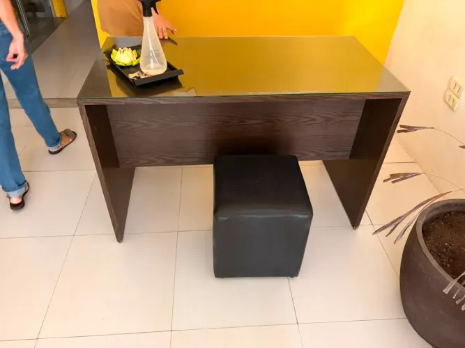 Mesa de escritório com tampo de vidro