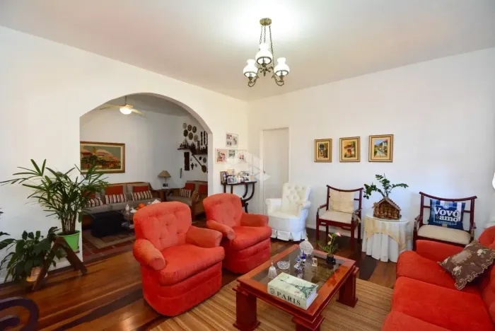 CASA SEMIMOBILIADA À VENDA  COM 3 QUARTOS SENDO 1 SUITE 2 VAGA DE GARAGEM NO CÓRREGO GRAND