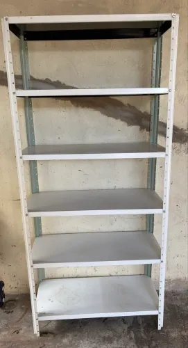 Prateleira bem conservada branca