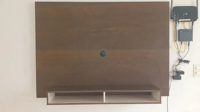 Painel para TV com prateleira suspensa - Excelente estado