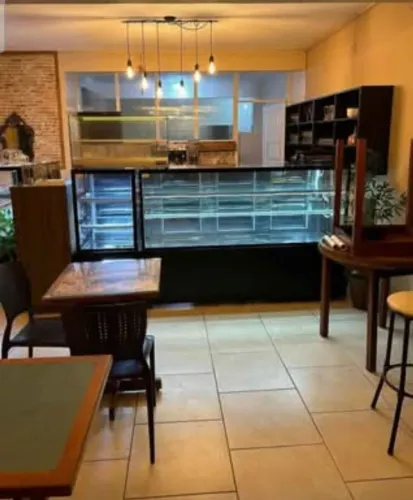 Cafeteria completa, com equipamentos funcionando.