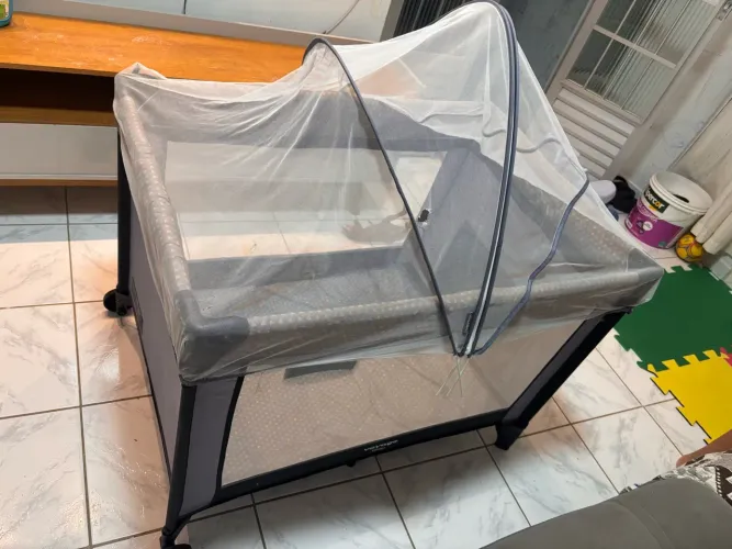 Berço portátil cosco com marcas de uso apenas no mosquiteiro (acompanha colchão)