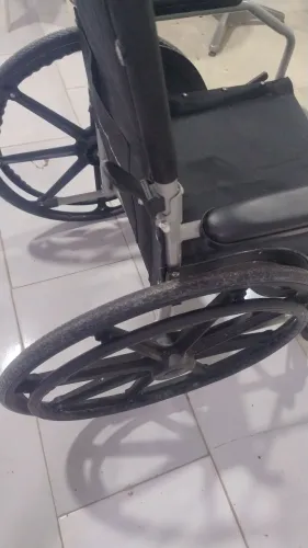 Vende-se uma cadeira de rodas 