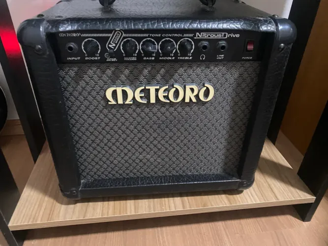 Guitarra golden e amplificador metoro nitrous drive