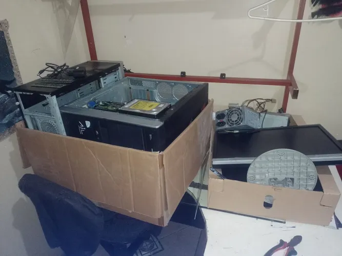 Peças de computador, usadas e antigas, para testes