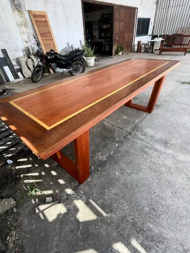 Mesa de madeira sedu chama no pv pra mais informações