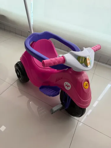 Triciclo Infantil Calesita Lelecita Rosa com Alça e Apoio de Pés.