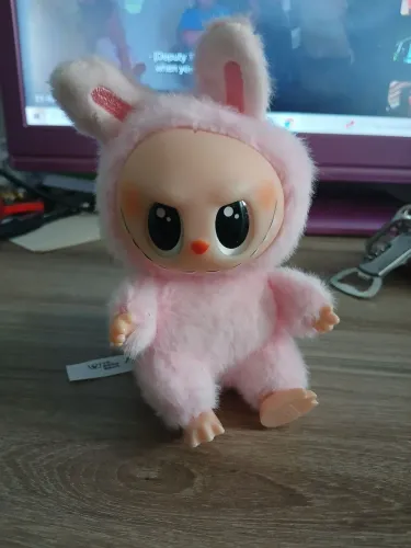 Labubu rosa que gira o rabo