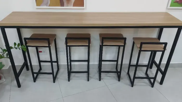 Bancada medindo 2,00 x 0,41 x 0,94 (alt) com base em metalon preto e tampo em MDF