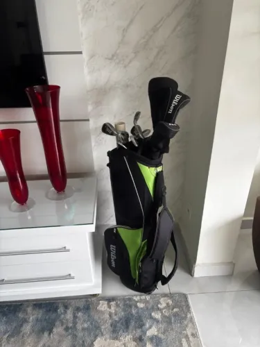 KIt de tacos de golfe Wilson adulto com bolsa e 20 bolinhas