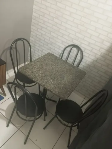 Mesa de granito com 4 cadeiras 