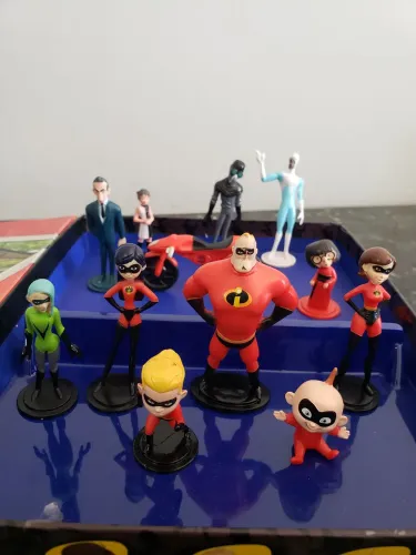Livro mais 12 miniaturas originais Disney Pixar