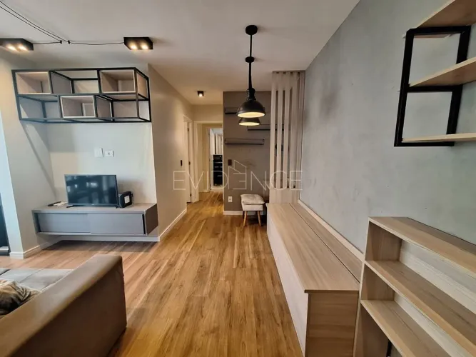 APARTAMENTO MOBILIADO DISPONÍVEL PARA LOCAÇÃO DE 50 M² 2 DORM SENDO 1 SUÍTE & 1 VAGA VENHA