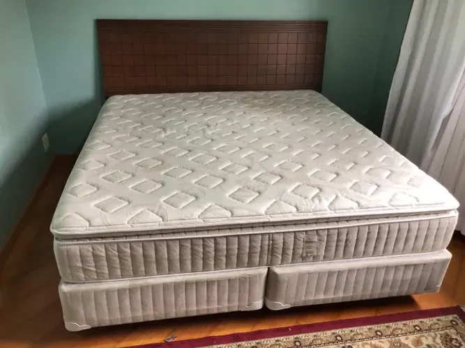 Cama King Size + colchão e cabeceira - 2,03 C x 1,95 L x 0,65 H cm