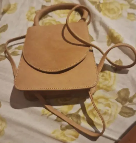 Vendo esta linda bolsa de mão 