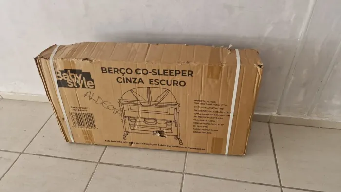 Berço, trocador, banheira e tapete para bebê