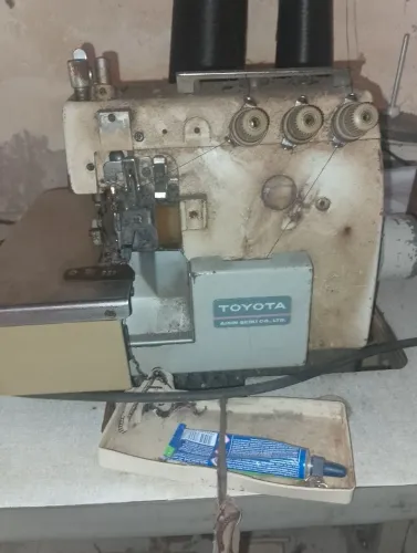 Uma máquina interloque,marca Toyota  