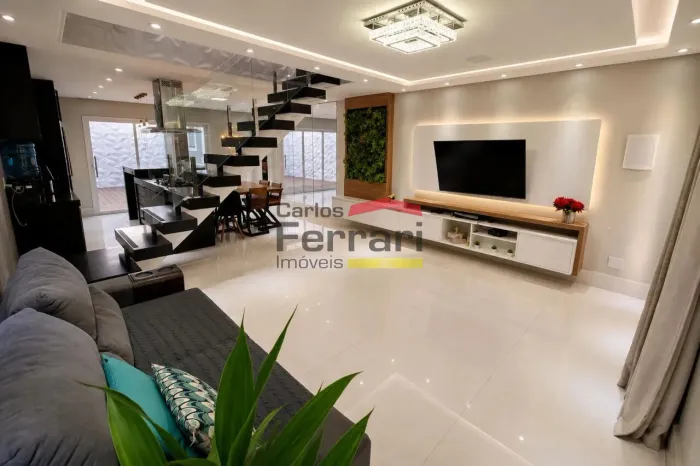 Casa à venda com 140m² 3 suítes e Piscina 150 metros da Av Guapira