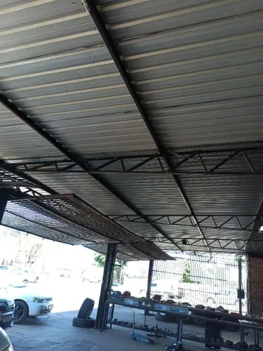Estrutura metálica em ferro.