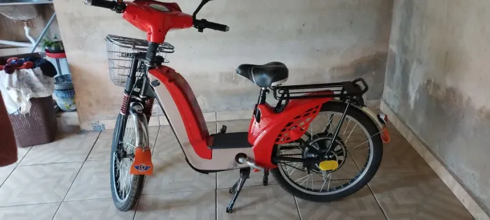 Vendo bicicleta elétrica em ótimo estado e com carregador. 