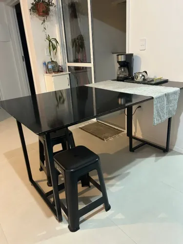 Mesa na cor preta com 4 banquetas
