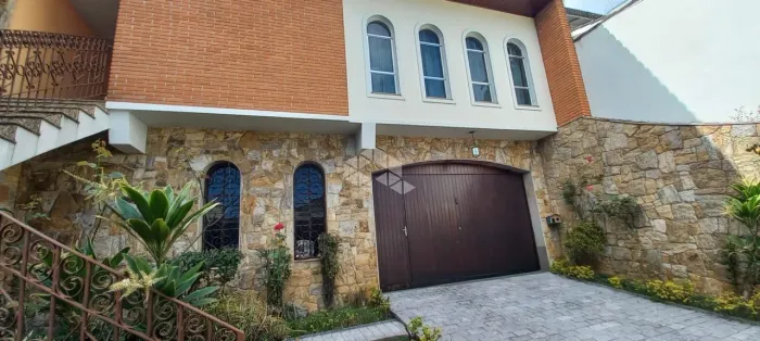 Casa assobradada com 4 dormitórios e 6 vagas no Tremembé