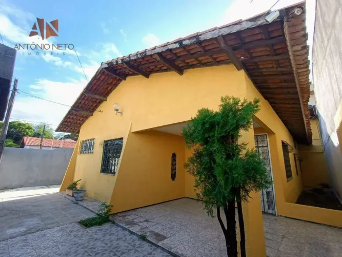 Casa com 4 Quartos à venda, 180 m² por R$ 585.000 - Itaperi - Fortaleza/CE