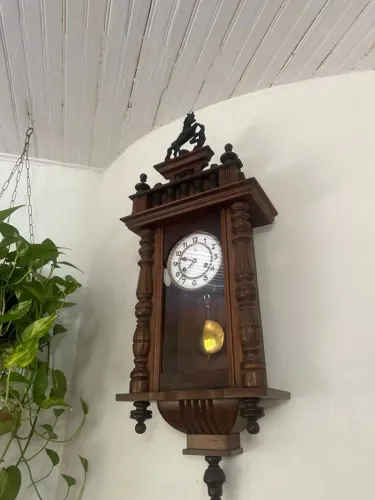 RELÓGIO DE PAREDE ANTIGO (MADEIRA COM PÊNDULO)