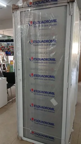 Oferta Porta Esquadria Alumínio Branca com Vidro 80x210 a vista R$999,90