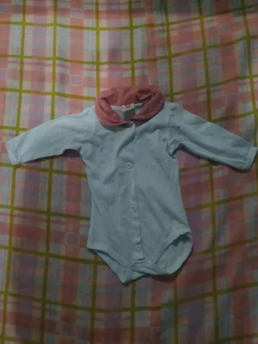 Olá estou vendendo esta roupa de bebê de 0 a 3 meses tamanho P 100% algodão nunca usada 