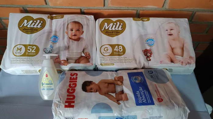 Fralda descartável+ sabonete líquido.