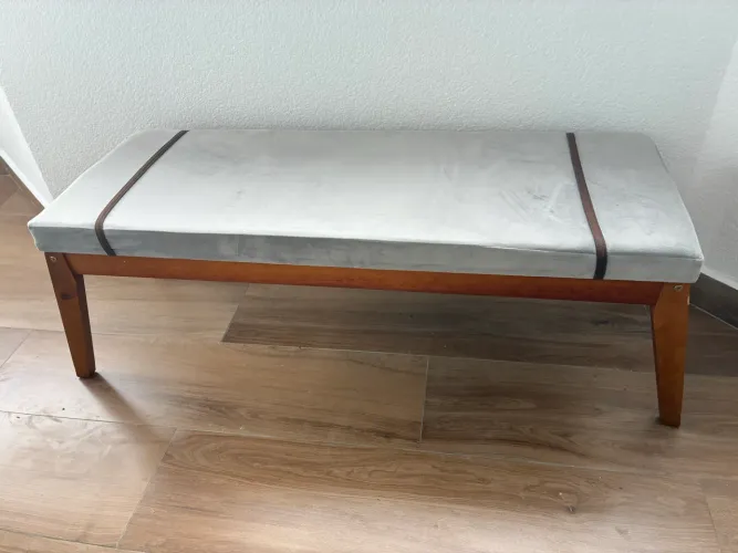 Banco estofado para sala ou quarto