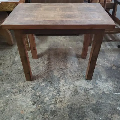 Mesa Demolição Em Mosaico Com Pé Reto