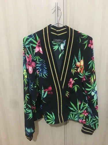 Blusa feminina floral com detalhes em elástico