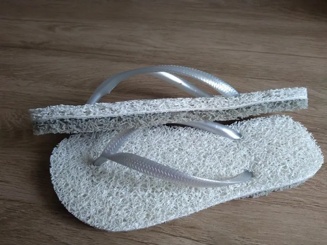 Chinelo de capacho massageador e antiderrapante