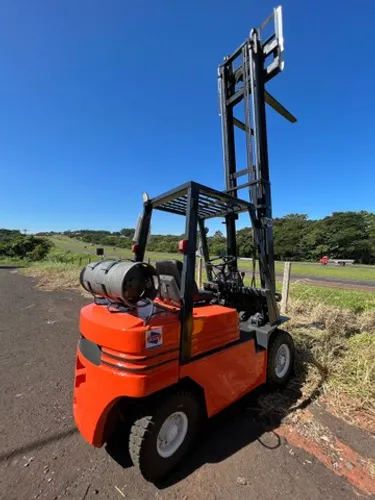 Empilhadeira Lifto Toyota 2,5t deslocador reformada