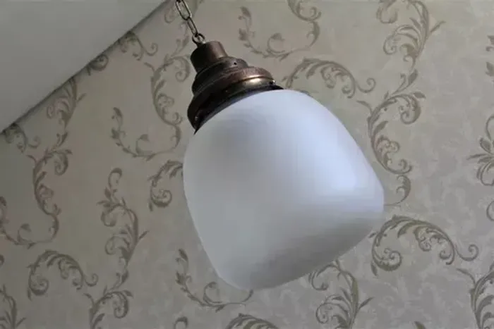 Lustre Opaline Fosca com Metais Bronze Pintura Envelhecida Anos 40