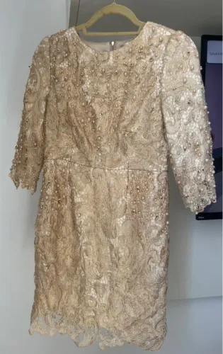Vestido em renda francesa todo rebordado em pérolas usado apenas 1x tamanho P 
