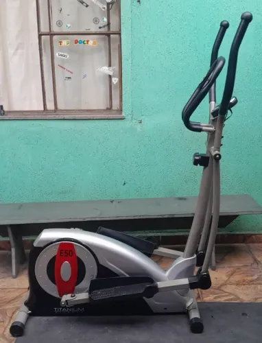 Até 4x sem juros - Elíptico Magnético Titanium E50 - 150 Kg - Super Conservado   