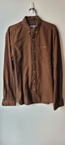 Camisa de botão marrom de algodão.
