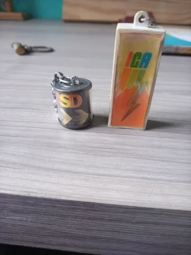 2 Chaveiros Esso bateria e caixa oleoo