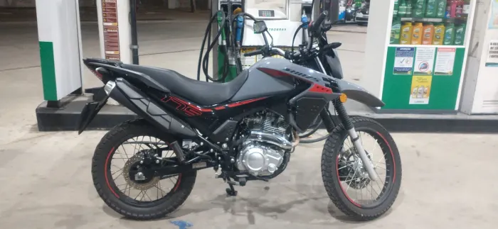 Motocicleta nova com 4 mil Kms rodados e com as primeiras 3 revisões de fábrica em dias