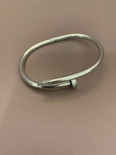 Pulseira em formato de prego
