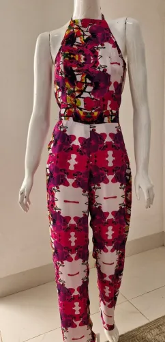 Macacão estampado floral .