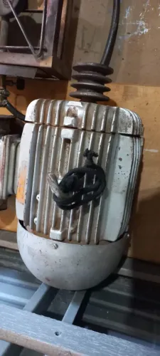 Motor elétrico trifásico