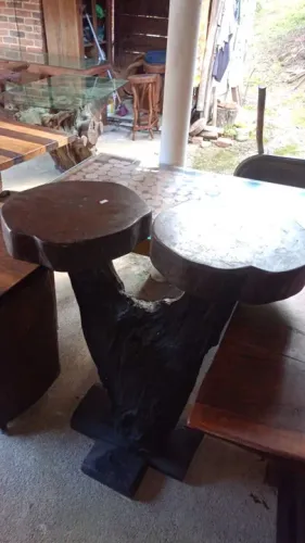 Mesa de tronco de árvore rústica