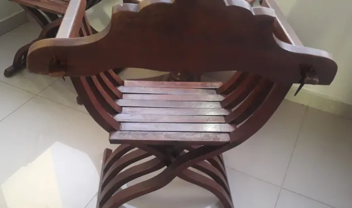 Vendo o par de Cadeiras entalhadas em Madeira 