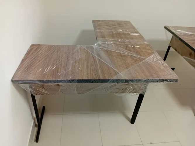 Mesa em L para Escritório - Nova - cor madeirada - entrego