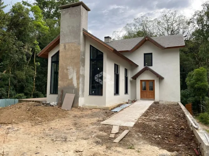 Casa 3 dormitórios/suítes, com 316m² no Condomínio O Bosque em Gramado